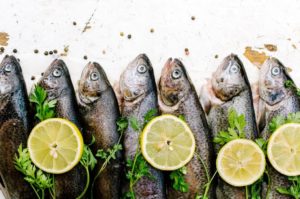 fish and sliced lemons